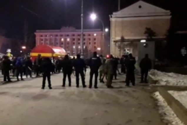Фанати 'Шахтаря' і 'Роми' побилися в Харкові, використовуючи цеглу і петарди: опубліковано відео