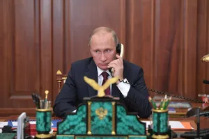 Путин говорит по телефону кабинет