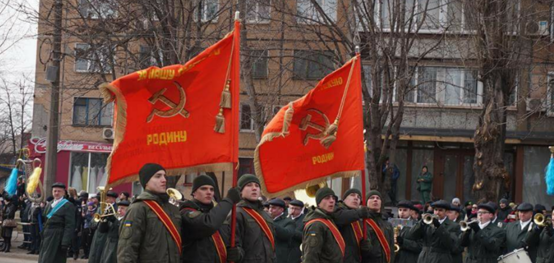 Скандал в Кривом Роге: Нацгвардия прошла по городу под советскими флагами