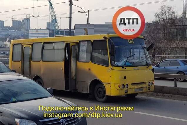'Какого лешего в левом ряду?' В Киеве маршрутка протаранила грузовик 