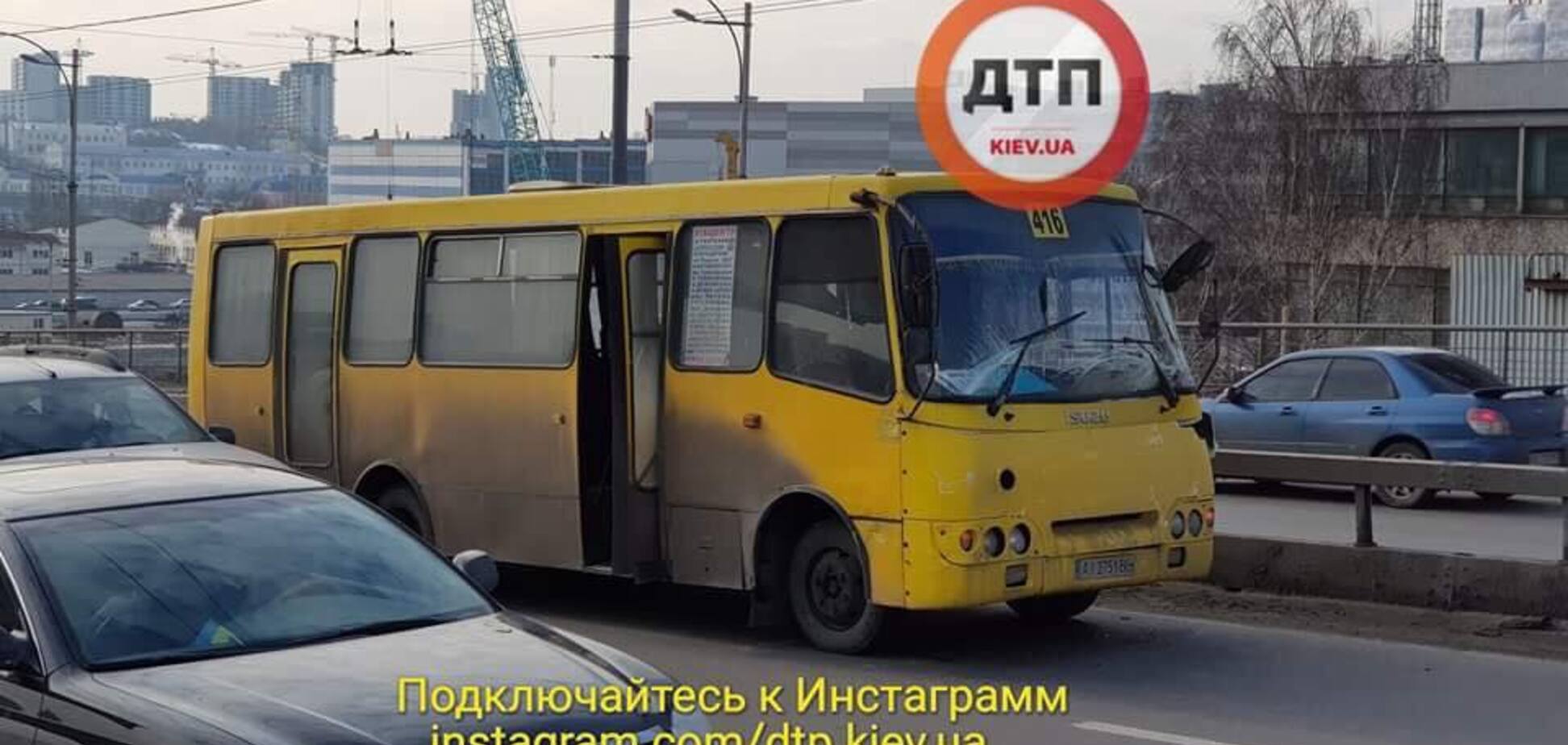 'Якого дідька в лівому ряду?' У Києві маршрутка протаранила вантажівку