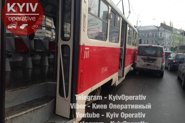Рух заблоковано: у центрі Києва через ДТП зупинилися трамваї