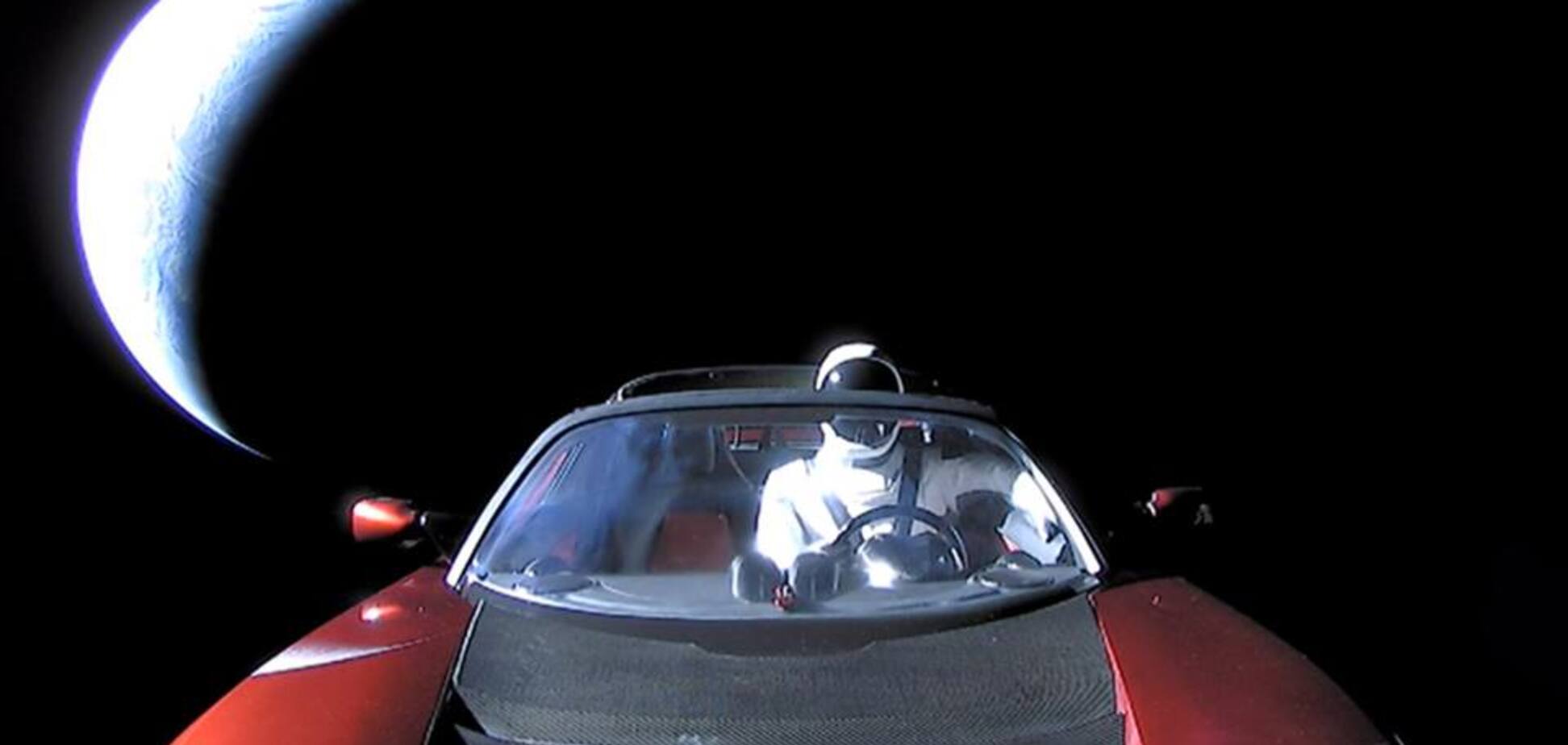 Ілон Маск представив нові кадри польоту Tesla в космос