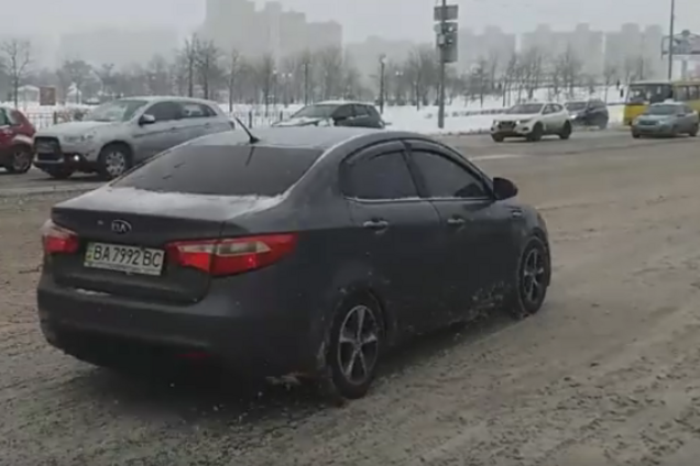 Переходил на зеленый: в Киеве водитель жестоко избил пешехода