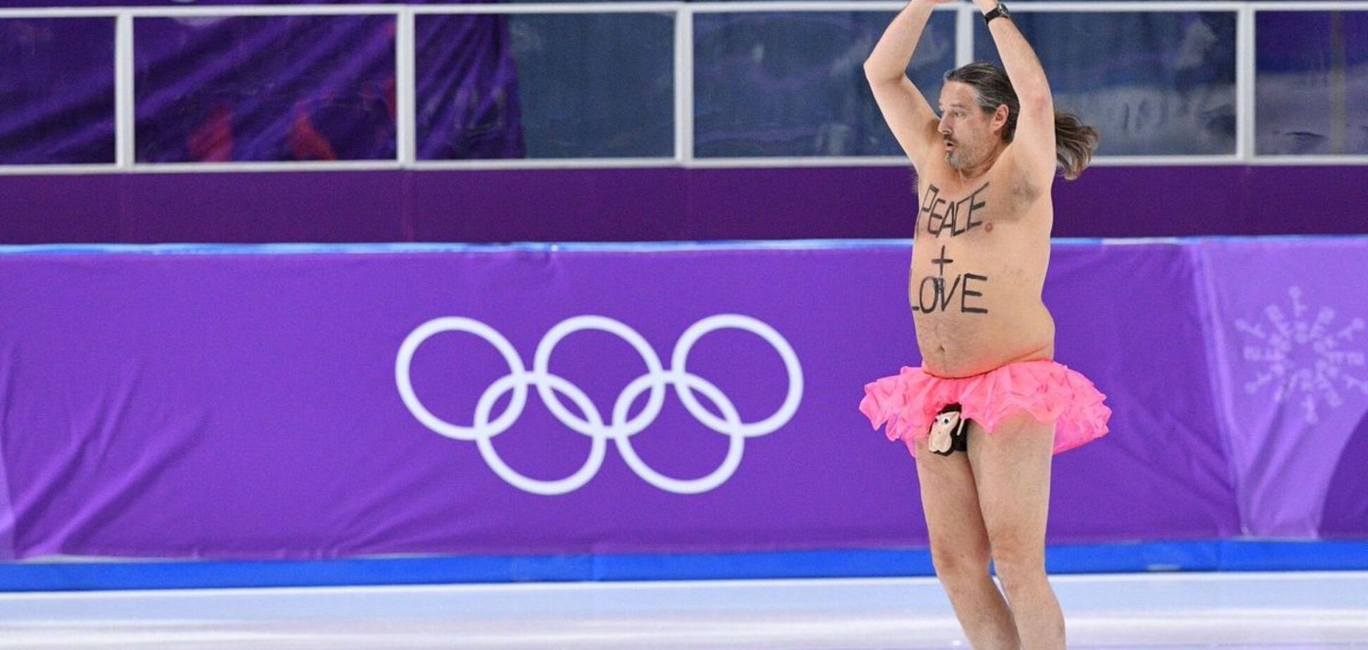 На Олимпиаде болельщик перелез через ограждения, разделся и устроил на льду бесстыдное шоу