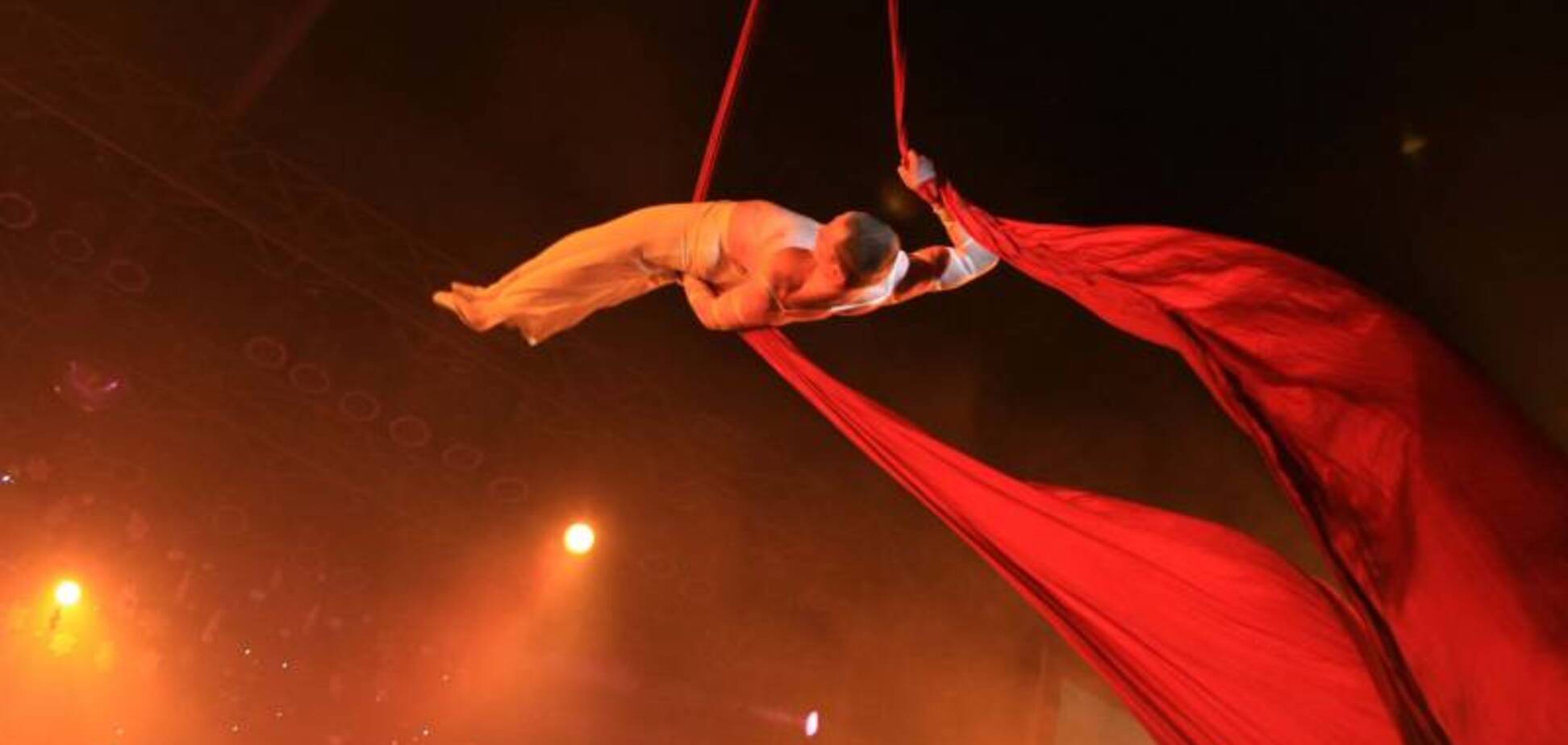 Моторошне падіння акробата з під купола цирку в Росії потрапило на відео