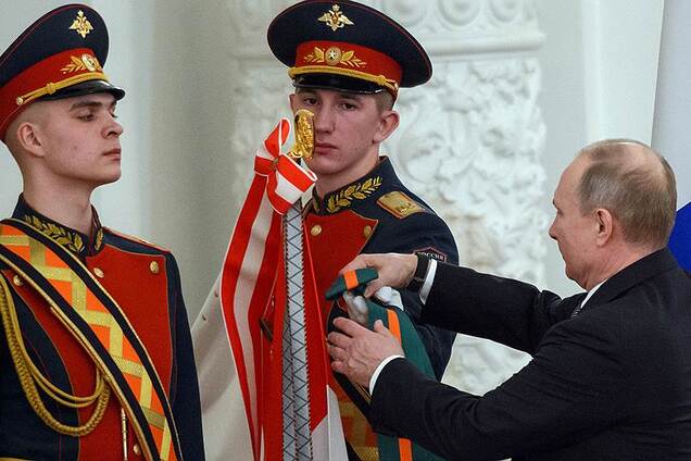 Путін жорстко осоромився, роздаючи нагороди своїм воякам