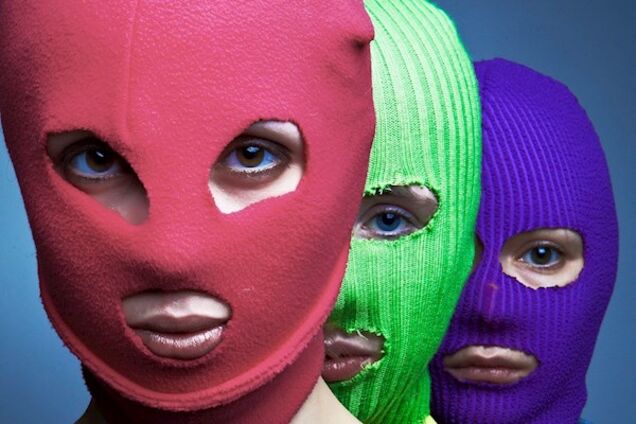 Насторожили візитки: ФСБ затримала Pussy Riot