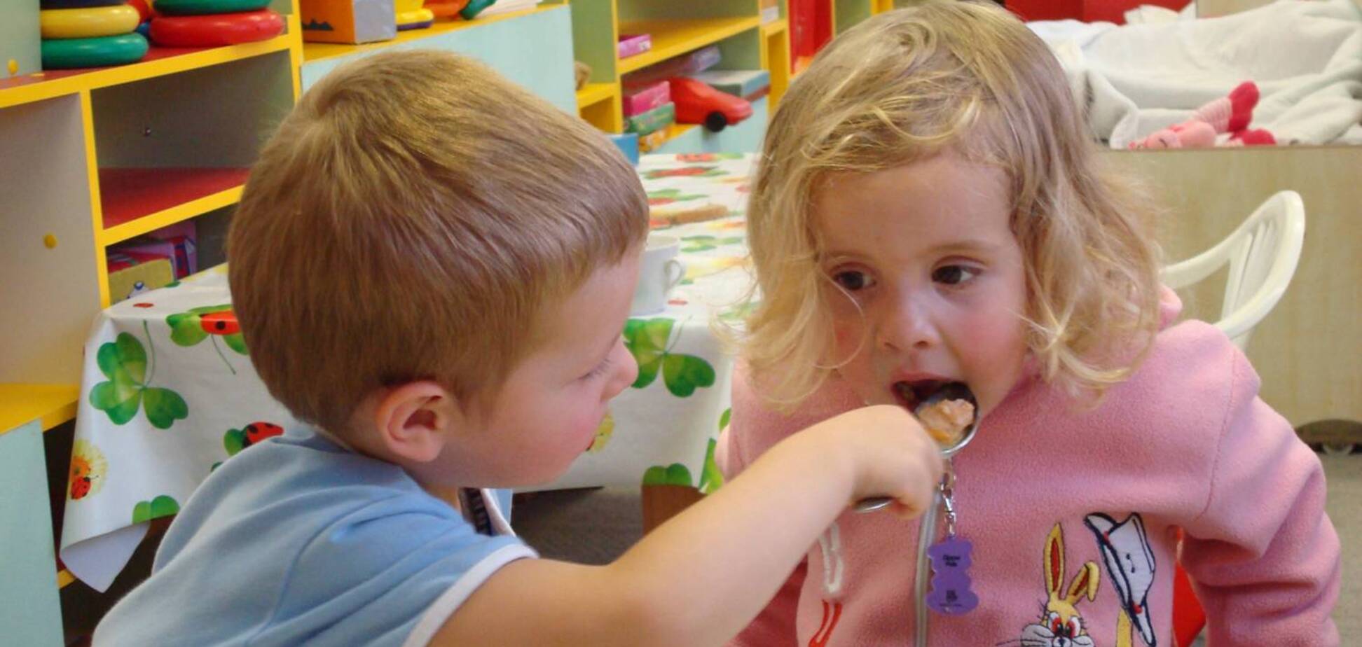 Шматок оселедця і батон: у дитсадку Києва вибухнув скандал через харчування дітей