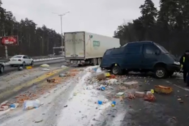 Под Киевом столкнулись фура и микроавтобус: водителя 'раскатало' по афсальту