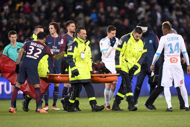 Унесли на носилках в слезах: самый дорогой футболист мира получил серьезную травму - видеофакт