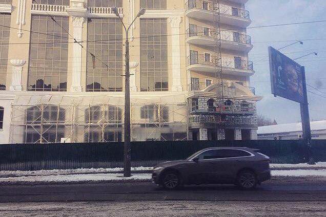 'Древний грек зарыт': киевлян возмутил 'царь-балкон' в новострое