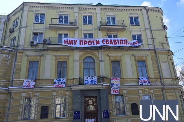 Цепь на ректорате: появились фото из бастующего вуза Киева