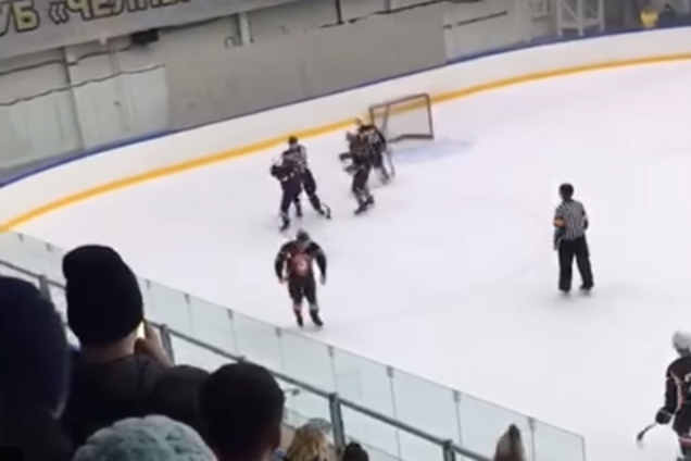 Российские хоккеисты избили судью во время матча: видео инцидента