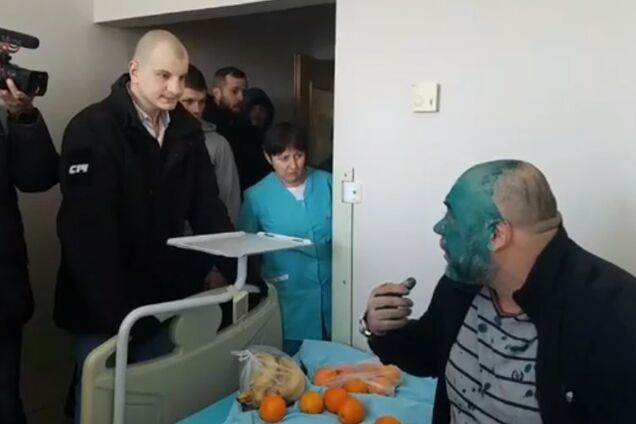 Визит 'добра и радости': главаря титушек Крысина облили зеленкой в больнице