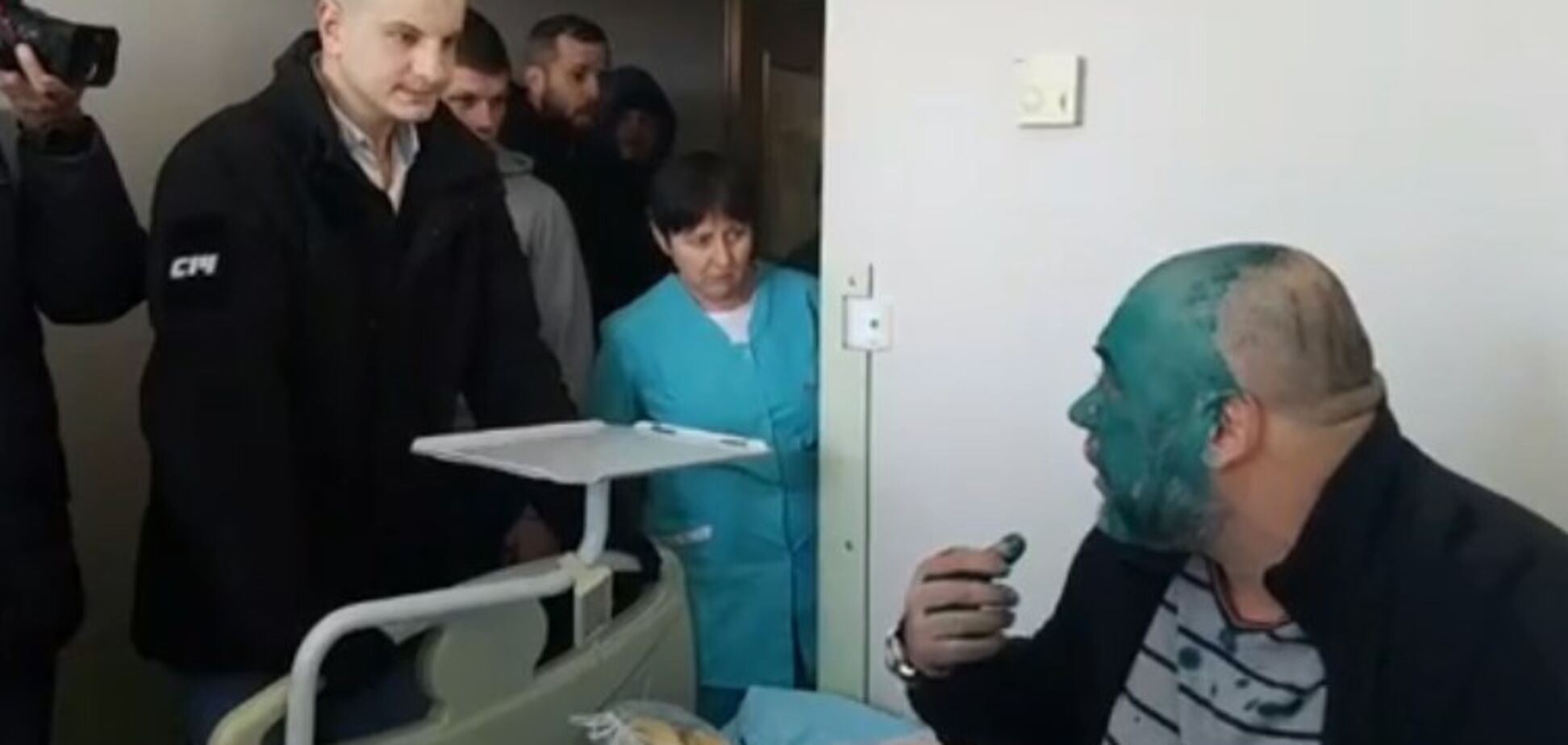 Візит 'добра і радості': ватажка тітушок Крисина облили зеленкою в лікарні