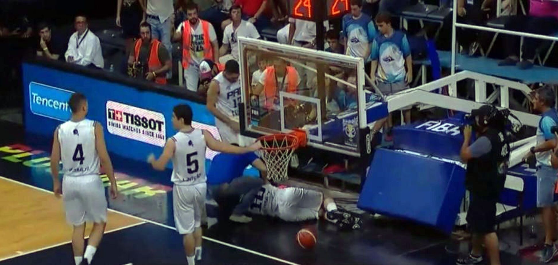 На голову игрока во время матча упала баскетбольная стойка со щитом: момент попал в прямой эфир