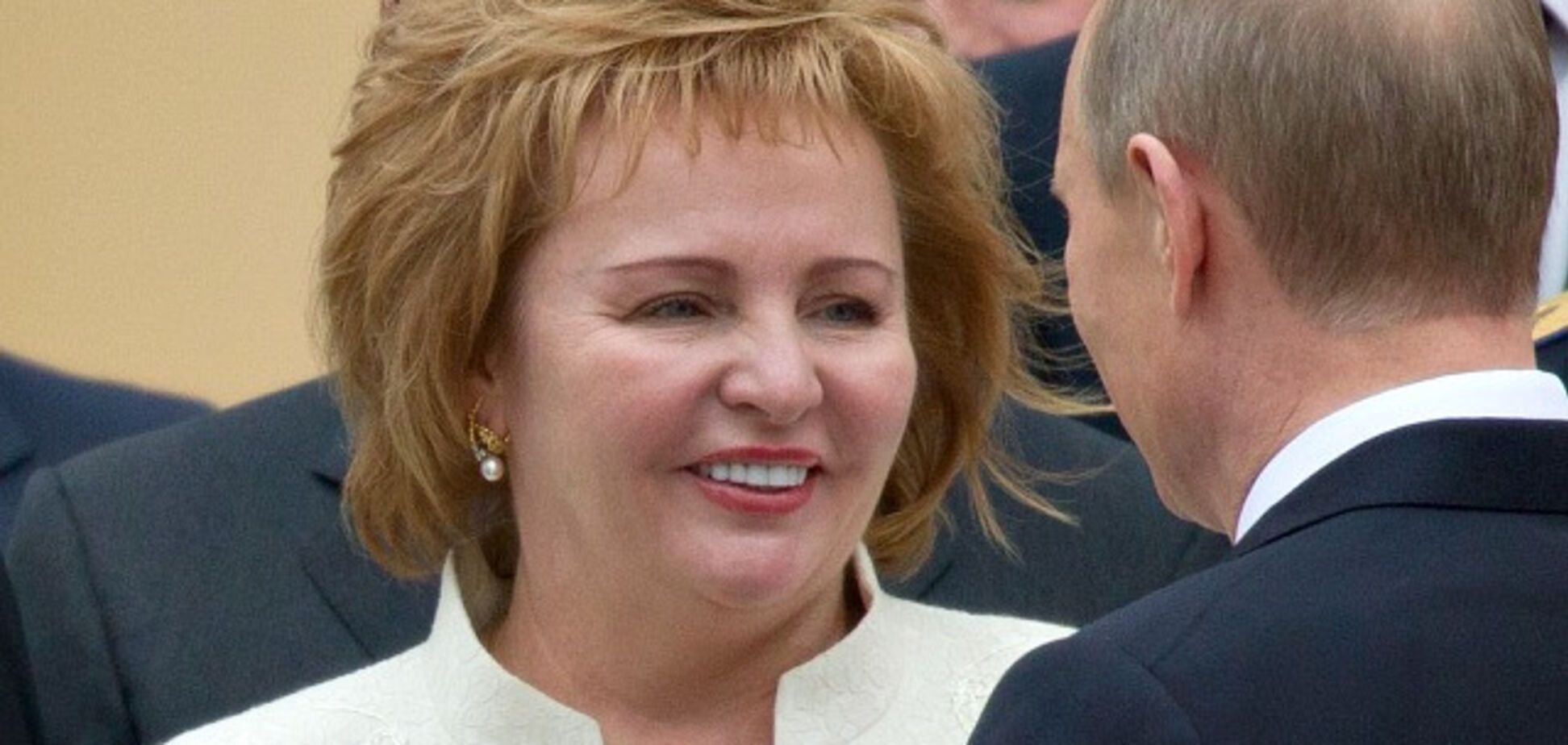 Активісти заглянули в будинок екс-дружини Путіна: що про неї відомо