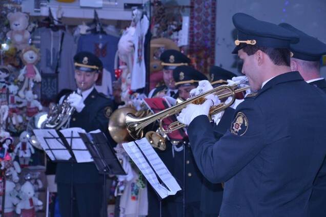 Квіти і оркестр: в Київському метро з розмахом зустрінуть весну