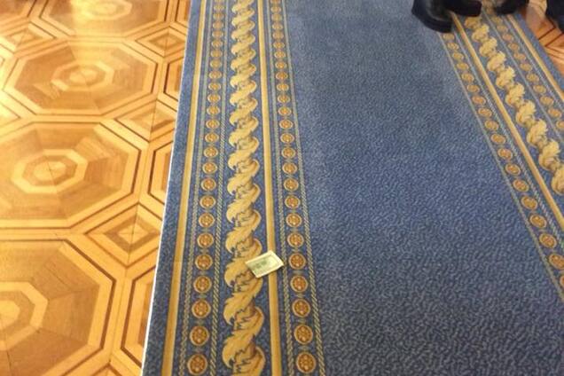 'На живца ловят': в Раде заметили долларовую 'приманку'