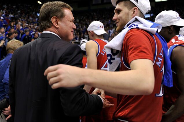 Баскетболист сборной Украины расплакался в США, когда ему устроили стоячие овации: опубликовано видео