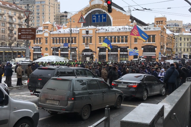 Ветерани перекрили центр Києва: рух транспорту зупинено