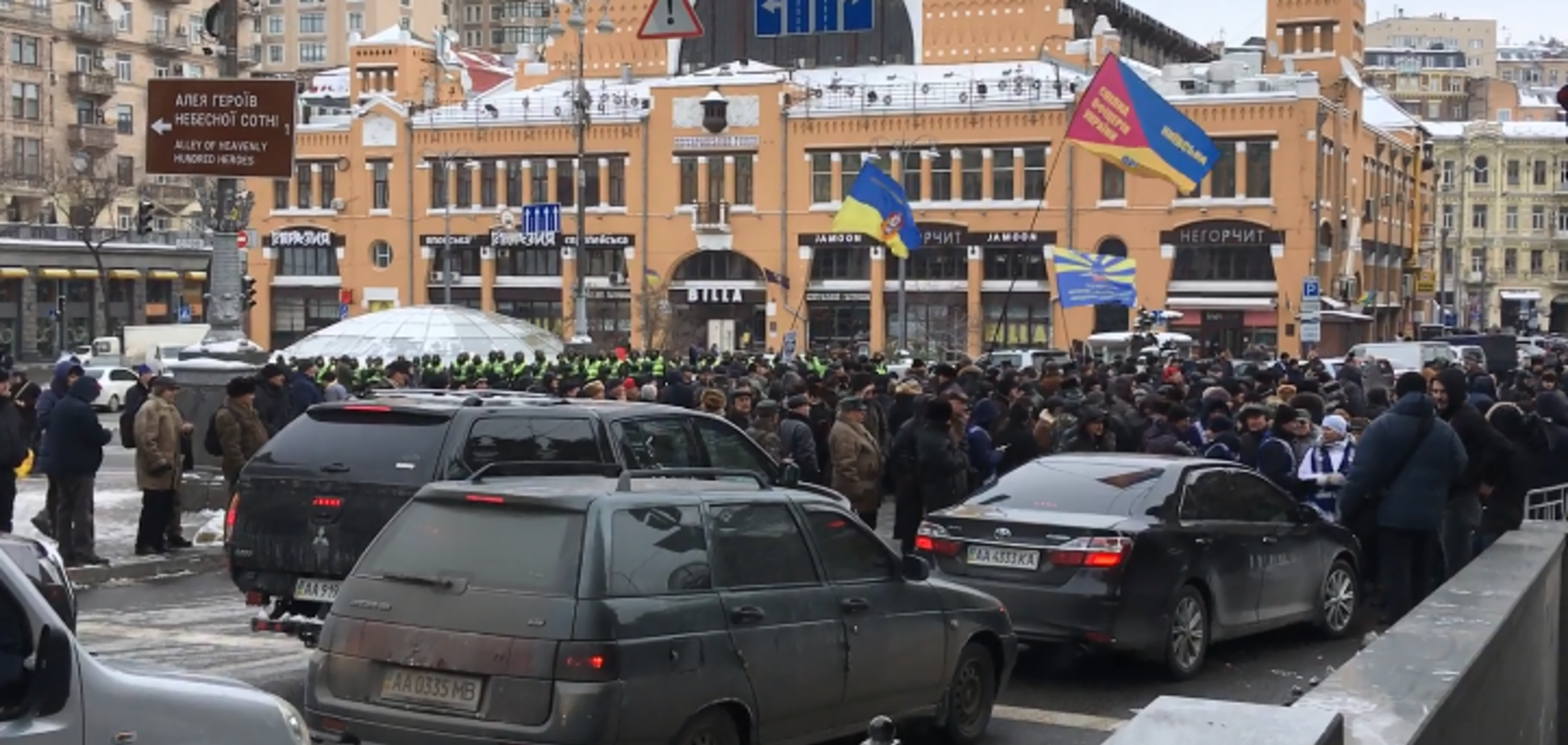 Ветераны перекрыли центр Киева: движение транспорта остановлено