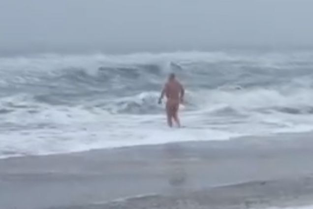Одесит купався голяка в бурхливому крижаному морі