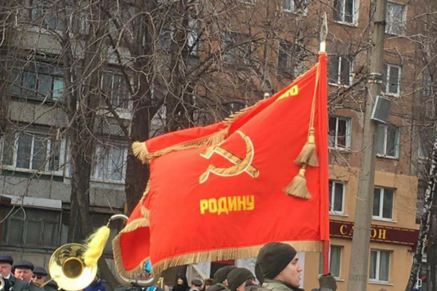 Марш Нацгвардии под советским флагом в Кривом Роге: полетели первые 'головы'