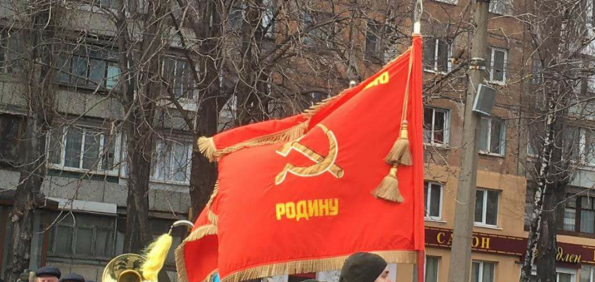 Марш Нацгвардии под советским флагом в Кривом Роге: полетели первые 'головы'