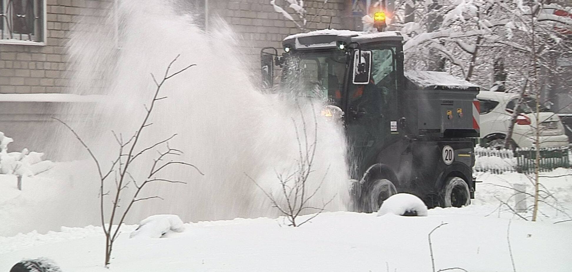 Непогода в Днепре: на борьбу со снегом вышли 85 единиц техники и 800 коммунальщиков