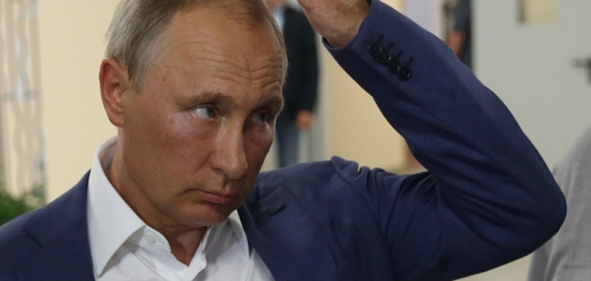 У кабінеті Путіна чиновнику довелося підтискати ноги: смішне фото