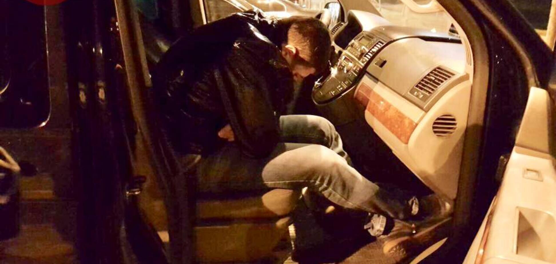 'Мужик, я свой': В Киеве мужчина с 'ксивой' советника главы комитета Рады устроил пьяный дебош