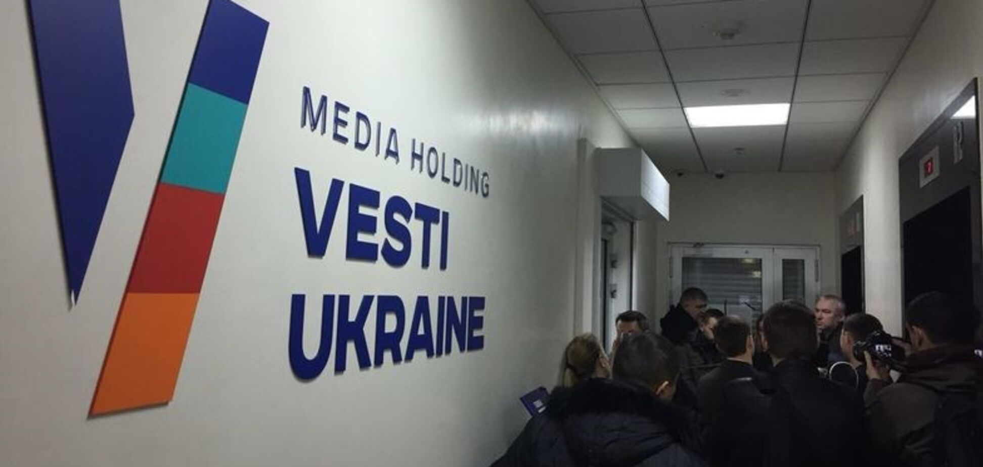 В Киеве провели операцию по выселению 'Вестей': редакция забаррикадировалась