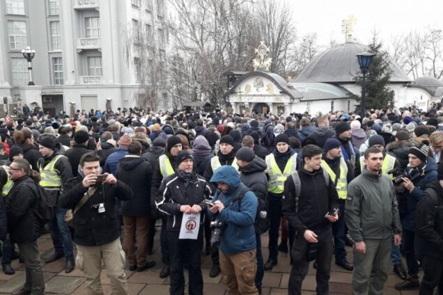 Розлючений натовп прийшла під стіни храму УПЦ МП в Києві