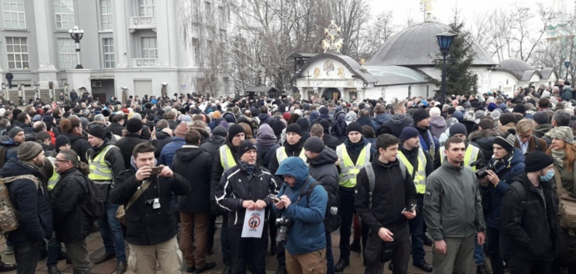 Разъяренная толпа пришла под стены храма УПЦ МП в Киеве