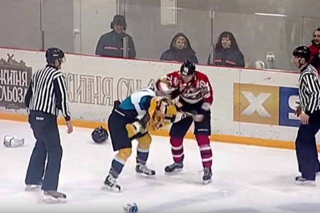 Українські хокеїсти влаштували масову бійку