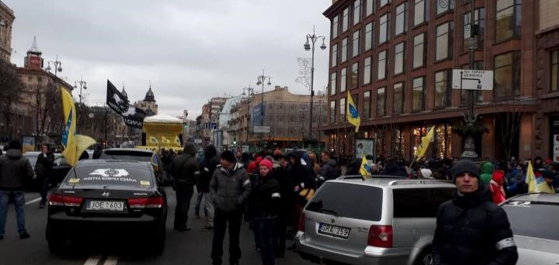 Авто на еврономерах: в сети показали доказательства проплаченного протеста в Киеве