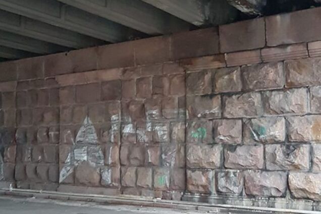 Рассыпается на куски: в Киеве на мосту произошло ЧП