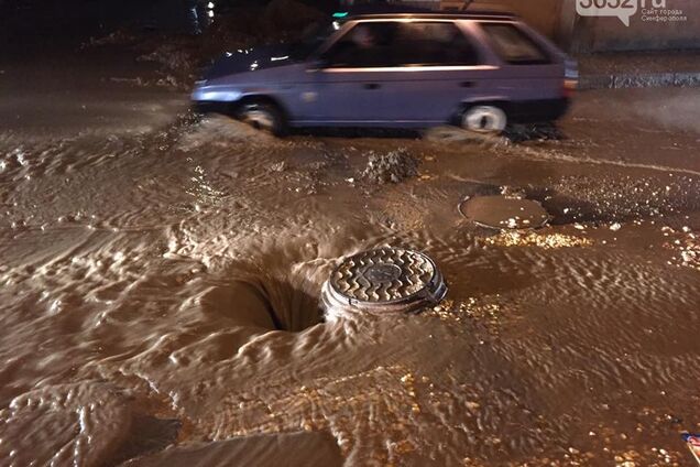 Авто затягивало в воронку: в Крыму ливни вызвали ЧП. Фотофакт