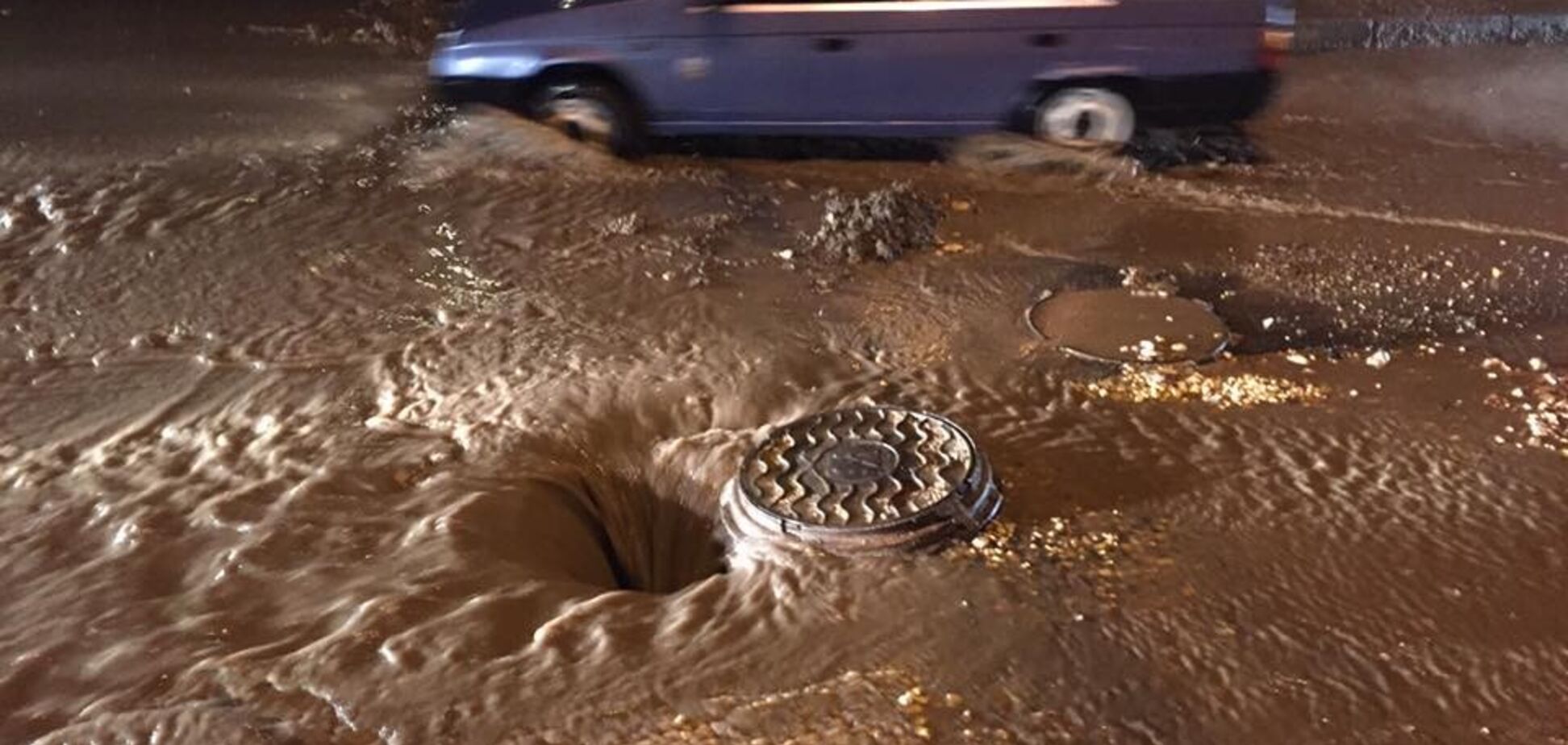 Авто затягувало в воронку: в Криму зливи викликали НП. Фотофакт