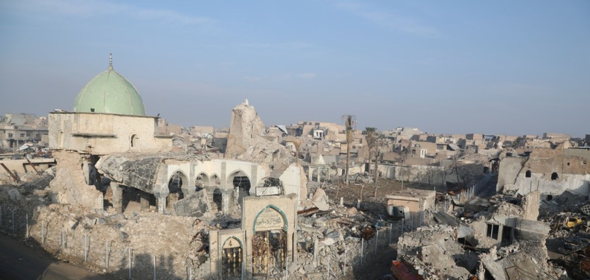 Стоит невыносимый запах: появилось видео заваленного телами детей и женщин Мосула