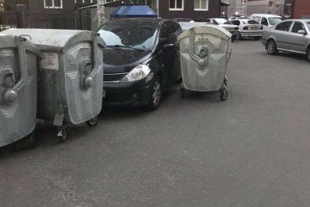 В Киеве 'выкинули' в мусор героя парковки