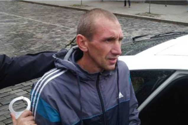 'Поднял руку на Украину - будем ломать': вандала, уничтожившего памятник Небесной Сотне в Киеве, жестоко избили