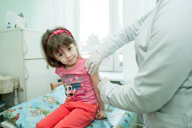 Спалах кору в Україні: стало відомо, коли з'явиться нова вакцина