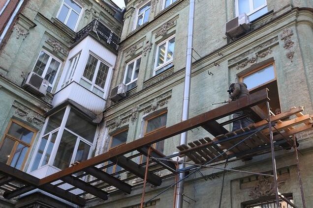Жильцы могут оказаться под обломками: в Киеве разгорелся скандал вокруг исторического дома