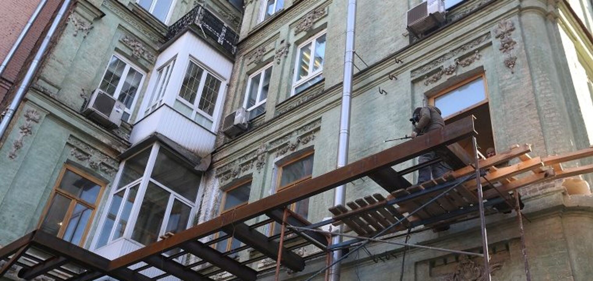Жильцы могут оказаться под обломками: в Киеве разгорелся скандал вокруг исторического дома 