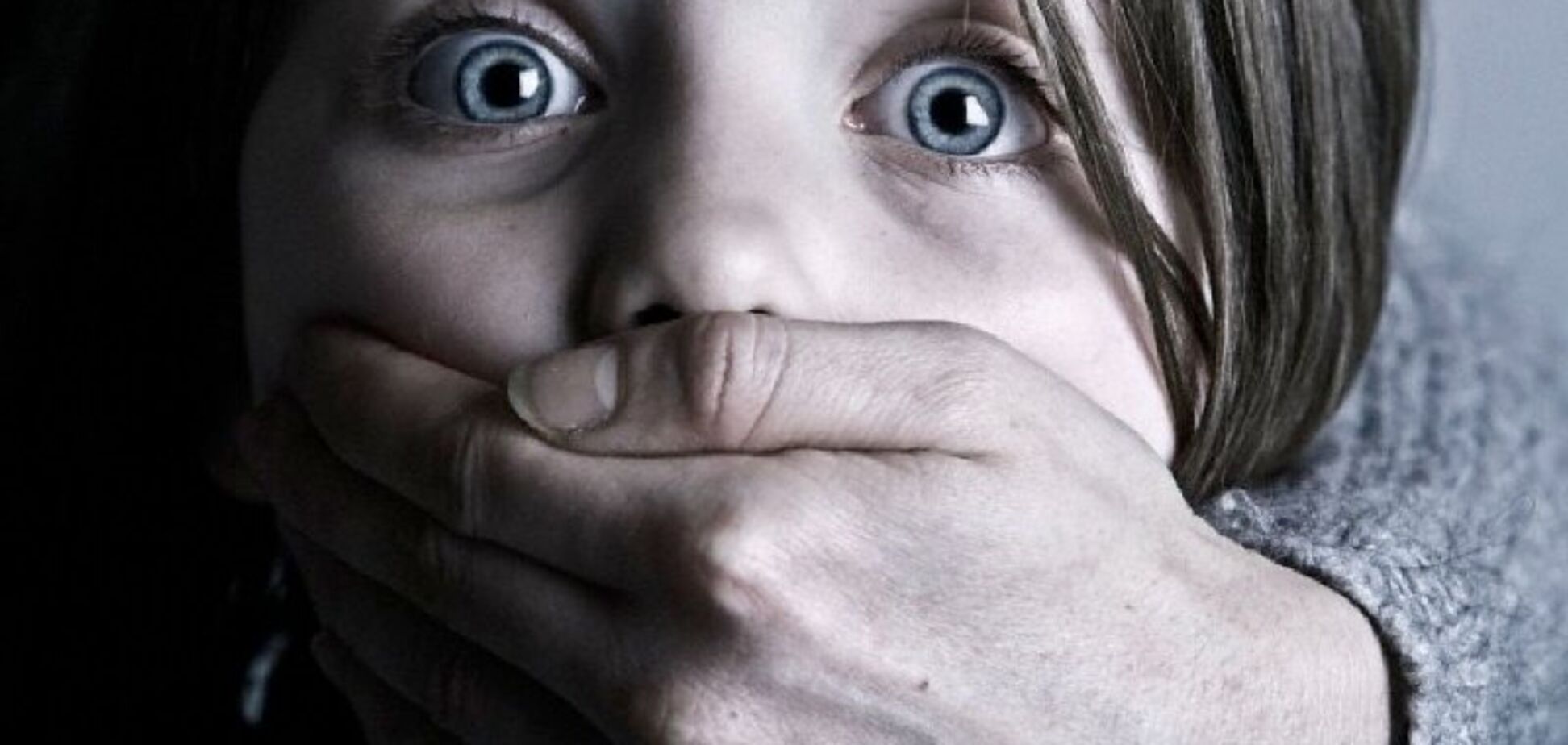 Заманивал сладостями: на Донетчине экс-сожитель матери зверски изнасиловал 11-летнюю девочку
