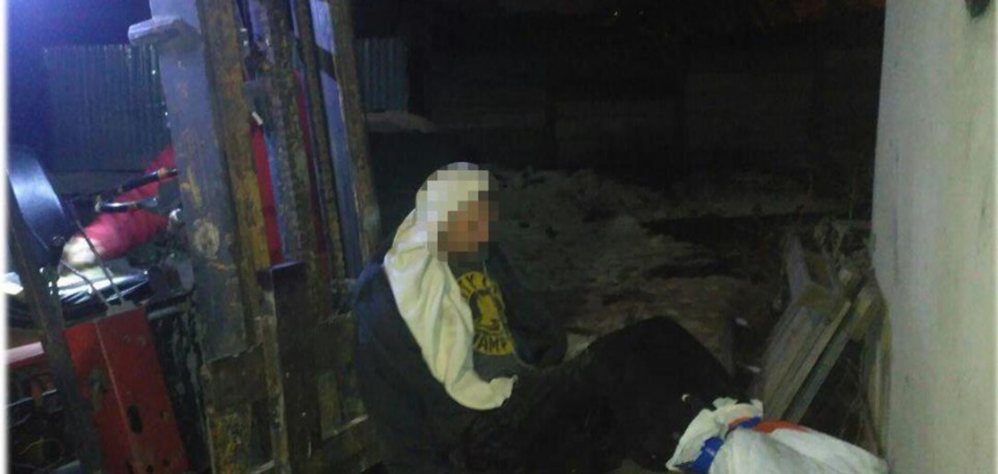 Не міг поворухнутися: в Одесі босий чоловік примерз ногами до даху