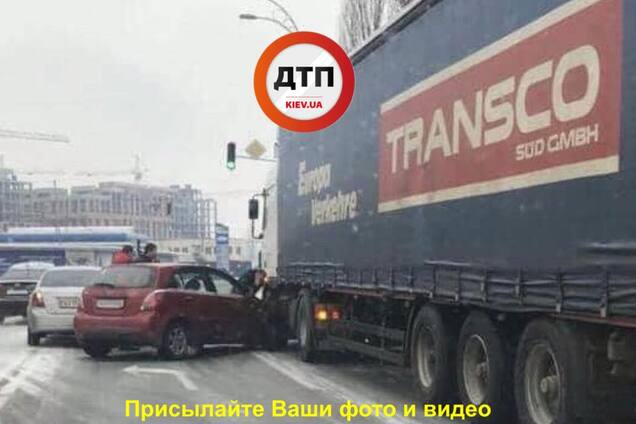 В Киеве из-за непогоды возник транспортный коллапс: на дорогах - десятки ДТП